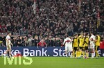 04.04.2026, Fussball 1. Bundesliga 2025/2026, 28.Spieltag, VfB Stuttgart - Borussia Dortmund, in der MHP-Arena Stuttgart, Die Stuttgarter Fans sind wütend und sind über die Brüstung geklettert
 

