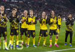 04.04.2026, Fussball 1. Bundesliga 2025/2026, 28.Spieltag, VfB Stuttgart - Borussia Dortmund, in der MHP-Arena Stuttgart, Schlussjubel der Dortmunder, mit Luca Reggiani (Borussia Dortmund), Samuele Inacio (Borussia Dortmund), Julian Ryerson (Borussia Dortmund), Daniel Svensson (Borussia Dortmund), Marcel Sabitzer (Borussia Dortmund) 