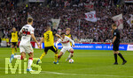 04.04.2026, Fussball 1. Bundesliga 2025/2026, 28.Spieltag, VfB Stuttgart - Borussia Dortmund, in der MHP-Arena Stuttgart, v.li: Waldemar Anton (Borussia Dortmund), Angelo Stiller (Stuttgart), Daniel Svensson (Borussia Dortmund), beobachtet von Schiedsrichter Robert Schröder (re)