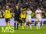 04.04.2026, Fussball 1. Bundesliga 2025/2026, 28.Spieltag, VfB Stuttgart - Borussia Dortmund, in der MHP-Arena Stuttgart,  Schiedsrichter Robert Schröder, Karim Adeyemi (Borussia Dortmund), Deniz Undav (Stuttgart) streiten über den Dortmunder Torjubel