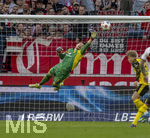 04.04.2026, Fussball 1. Bundesliga 2025/2026, 28.Spieltag, VfB Stuttgart - Borussia Dortmund, in der MHP-Arena Stuttgart, Torwart Gregor Kobel (Borussia Dortmund) hechtet zum Ball