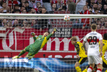 04.04.2026, Fussball 1. Bundesliga 2025/2026, 28.Spieltag, VfB Stuttgart - Borussia Dortmund, in der MHP-Arena Stuttgart, Torwart Gregor Kobel (Borussia Dortmund) hechtet zum Ball