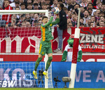 04.04.2026, Fussball 1. Bundesliga 2025/2026, 28.Spieltag, VfB Stuttgart - Borussia Dortmund, in der MHP-Arena Stuttgart, Torwart Gregor Kobel (Borussia Dortmund) hat den Ball, 