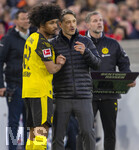 04.04.2026, Fussball 1. Bundesliga 2025/2026, 28.Spieltag, VfB Stuttgart - Borussia Dortmund, in der MHP-Arena Stuttgart, re: Trainer Niko Kovac (Borussia Dortmund) wechselt Karim Adeyemi (Borussia Dortmund) ein. 