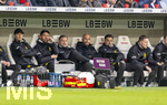 04.04.2026, Fussball 1. Bundesliga 2025/2026, 28.Spieltag, VfB Stuttgart - Borussia Dortmund, in der MHP-Arena Stuttgart, Trainerbank Dortmund, mit: Sportdirektor Ole Book (mitte, Borussia Dortmund),
