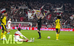 04.04.2026, Fussball 1. Bundesliga 2025/2026, 28.Spieltag, VfB Stuttgart - Borussia Dortmund, in der MHP-Arena Stuttgart, Schiedsrichter Robert Schröder zeigt die gelbe Karte. li: Angelo Stiller (Stuttgart), re: Karim Adeyemi (Borussia Dortmund) 