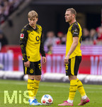 04.04.2026, Fussball 1. Bundesliga 2025/2026, 28.Spieltag, VfB Stuttgart - Borussia Dortmund, in der MHP-Arena Stuttgart, v.li: Daniel Svensson (Borussia Dortmund) und Julian Ryerson (Borussia Dortmund) beim Freistoss.
