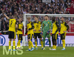 04.04.2026, Fussball 1. Bundesliga 2025/2026, 28.Spieltag, VfB Stuttgart - Borussia Dortmund, in der MHP-Arena Stuttgart, ratlose Dortmunder diskutieren, Waldemar Anton (Borussia Dortmund), Marcel Sabitzer (Borussia Dortmund), Daniel Svensson (Borussia Dortmund), Nico Schlotterbeck (Borussia Dortmund), Torwart Oliver Baumann (Deutschland), Serhou Yadaly Guirassy (Borussia Dortmund), Ramy Bensebaini (Borussia Dortmund) 