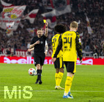 04.04.2026, Fussball 1. Bundesliga 2025/2026, 28.Spieltag, VfB Stuttgart - Borussia Dortmund, in der MHP-Arena Stuttgart, Schiedsrichter Robert Schröder zeigt die gelbe Karte.  re: Karim Adeyemi (Borussia Dortmund) 