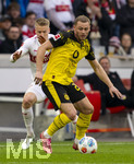 04.04.2026, Fussball 1. Bundesliga 2025/2026, 28.Spieltag, VfB Stuttgart - Borussia Dortmund, in der MHP-Arena Stuttgart, re: Julian Ryerson (Borussia Dortmund) gegen Chris Führich (Stuttgart) 