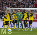 04.04.2026, Fussball 1. Bundesliga 2025/2026, 28.Spieltag, VfB Stuttgart - Borussia Dortmund, in der MHP-Arena Stuttgart, ratlose Dortmunder, Marcel Sabitzer (Borussia Dortmund), Daniel Svensson (Borussia Dortmund), Nico Schlotterbeck (Borussia Dortmund), Torwart Oliver Baumann (Deutschland), Serhou Yadaly Guirassy (Borussia Dortmund), Ramy Bensebaini (Borussia Dortmund) 