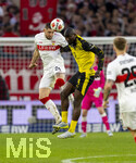 04.04.2026, Fussball 1. Bundesliga 2025/2026, 28.Spieltag, VfB Stuttgart - Borussia Dortmund, in der MHP-Arena Stuttgart, v.li: Jeff Chabot (Stuttgart) gegen Serhou Yadaly Guirassy (Borussia Dortmund) 