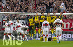 04.04.2026, Fussball 1. Bundesliga 2025/2026, 28.Spieltag, VfB Stuttgart - Borussia Dortmund, in der MHP-Arena Stuttgart, Mauer Dortmund beim Freistoss von Chris Führich (Stuttgart), Serhou Yadaly Guirassy (Borussia Dortmund), Waldemar Anton (Borussia Dortmund), Jobe Bellingham (Borussia Dortmund), Nico Schlotterbeck (Borussia Dortmund), Ramy Bensebaini (Borussia Dortmund), Daniel Svensson (Borussia Dortmund) 