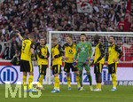 04.04.2026, Fussball 1. Bundesliga 2025/2026, 28.Spieltag, VfB Stuttgart - Borussia Dortmund, in der MHP-Arena Stuttgart, ratlose Dortmunder diskutieren, Waldemar Anton (Borussia Dortmund), Marcel Sabitzer (Borussia Dortmund), Daniel Svensson (Borussia Dortmund), Nico Schlotterbeck (Borussia Dortmund), Torwart Oliver Baumann (Deutschland), Serhou Yadaly Guirassy (Borussia Dortmund), Ramy Bensebaini (Borussia Dortmund) 