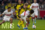 04.04.2026, Fussball 1. Bundesliga 2025/2026, 28.Spieltag, VfB Stuttgart - Borussia Dortmund, in der MHP-Arena Stuttgart, Lorenz Assignon (Stuttgart) gezerrt von Daniel Svensson (Borussia Dortmund) 