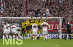 04.04.2026, Fussball 1. Bundesliga 2025/2026, 28.Spieltag, VfB Stuttgart - Borussia Dortmund, in der MHP-Arena Stuttgart, Mauer Dortmund beim Freistoss von Chris Führich (Stuttgart), Serhou Yadaly Guirassy (Borussia Dortmund), Waldemar Anton (Borussia Dortmund), Jobe Bellingham (Borussia Dortmund), Nico Schlotterbeck (Borussia Dortmund), Ramy Bensebaini (Borussia Dortmund), Daniel Svensson (Borussia Dortmund), re: Schiedsrichter Robert Schröder beobachtet es genau
