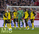 04.04.2026, Fussball 1. Bundesliga 2025/2026, 28.Spieltag, VfB Stuttgart - Borussia Dortmund, in der MHP-Arena Stuttgart, ratlose Dortmunder, Marcel Sabitzer (Borussia Dortmund), Daniel Svensson (Borussia Dortmund), Nico Schlotterbeck (Borussia Dortmund), Torwart Oliver Baumann (Deutschland), Serhou Yadaly Guirassy (Borussia Dortmund), Ramy Bensebaini (Borussia Dortmund) 