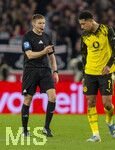 04.04.2026, Fussball 1. Bundesliga 2025/2026, 28.Spieltag, VfB Stuttgart - Borussia Dortmund, in der MHP-Arena Stuttgart, Schiedsrichter Robert Schröder mit Jobe Bellingham (Borussia Dortmund) 