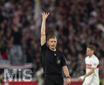 04.04.2026, Fussball 1. Bundesliga 2025/2026, 28.Spieltag, VfB Stuttgart - Borussia Dortmund, in der MHP-Arena Stuttgart, Schiedsrichter Robert Schröder mit Handzeichen für 5 Sekunden Regel beim Torwart