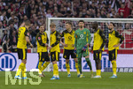 04.04.2026, Fussball 1. Bundesliga 2025/2026, 28.Spieltag, VfB Stuttgart - Borussia Dortmund, in der MHP-Arena Stuttgart, ratlose Dortmunder diskutieren, Waldemar Anton (Borussia Dortmund), Marcel Sabitzer (Borussia Dortmund), Daniel Svensson (Borussia Dortmund), Nico Schlotterbeck (Borussia Dortmund), Torwart Oliver Baumann (Deutschland), Serhou Yadaly Guirassy (Borussia Dortmund), Ramy Bensebaini (Borussia Dortmund) 