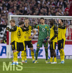 04.04.2026, Fussball 1. Bundesliga 2025/2026, 28.Spieltag, VfB Stuttgart - Borussia Dortmund, in der MHP-Arena Stuttgart, ratlose Dortmunder, Marcel Sabitzer (Borussia Dortmund), Daniel Svensson (Borussia Dortmund), Nico Schlotterbeck (Borussia Dortmund), Torwart Oliver Baumann (Deutschland), Serhou Yadaly Guirassy (Borussia Dortmund), Ramy Bensebaini (Borussia Dortmund) 