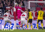 04.04.2026, Fussball 1. Bundesliga 2025/2026, 28.Spieltag, VfB Stuttgart - Borussia Dortmund, in der MHP-Arena Stuttgart, Torwart Alexander Nübel (Stuttgart) hat den Ball 