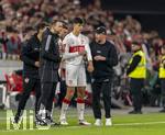 04.04.2026, Fussball 1. Bundesliga 2025/2026, 28.Spieltag, VfB Stuttgart - Borussia Dortmund, in der MHP-Arena Stuttgart, re: Trainer Sebastian Hoeneß (Stuttgart) wechselt Chema Andres Baixauli Jose Maria (Stuttgart) ein.