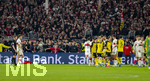 04.04.2026, Fussball 1. Bundesliga 2025/2026, 28.Spieltag, VfB Stuttgart - Borussia Dortmund, in der MHP-Arena Stuttgart, Fans Stuggrat haben den Block verlassen um an die Bande zu stürmen, nachdem Dortmund ein Tor erzielt hat. Ein Klappstuhl fliegt richtung Spielfeld