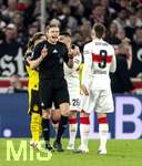 04.04.2026, Fussball 1. Bundesliga 2025/2026, 28.Spieltag, VfB Stuttgart - Borussia Dortmund, in der MHP-Arena Stuttgart, Schiedsrichter Rober Schröder mit Ermedin Demirovic (Stuttgart) 