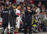 04.04.2026, Fussball 1. Bundesliga 2025/2026, 28.Spieltag, VfB Stuttgart - Borussia Dortmund, in der MHP-Arena Stuttgart, Tiago Tomas (Stuttgart) wird eingewechselt von Trainer Sebastian Hoeneß (Stuttgart) 