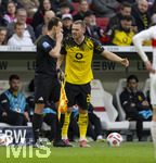 04.04.2026, Fussball 1. Bundesliga 2025/2026, 28.Spieltag, VfB Stuttgart - Borussia Dortmund, in der MHP-Arena Stuttgart, re. Julian Ryerson (Borussia Dortmund) beschwert sich beim Linienrichter 