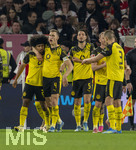 04.04.2026, Fussball 1. Bundesliga 2025/2026, 28.Spieltag, VfB Stuttgart - Borussia Dortmund, in der MHP-Arena Stuttgart, von links: Torjubel, Karim Adeyemi (Borussia Dortmund), Nico Schlotterbeck (Borussia Dortmund), Ramy Bensebaini (Borussia Dortmund) 