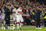 04.04.2026, Fussball 1. Bundesliga 2025/2026, 28.Spieltag, VfB Stuttgart - Borussia Dortmund, in der MHP-Arena Stuttgart, re: Trainer Sebastian Hoeneß (Stuttgart) wechselt Chema Andres Baixauli Jose Maria (Stuttgart) und Ermedin Demirovic (Stuttgart) ein. Demirovoc betet vorher