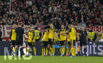 04.04.2026, Fussball 1. Bundesliga 2025/2026, 28.Spieltag, VfB Stuttgart - Borussia Dortmund, in der MHP-Arena Stuttgart, von links: Torjubel, Karim Adeyemi (Borussia Dortmund), Nico Schlotterbeck (Borussia Dortmund) 