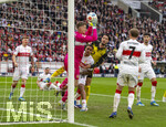 04.04.2026, Fussball 1. Bundesliga 2025/2026, 28.Spieltag, VfB Stuttgart - Borussia Dortmund, in der MHP-Arena Stuttgart, Torwart Alexander Nübel (Stuttgart) hat den Ball vor Nikolas Nartey (Stuttgart) und Ramy Bensebaini (Borussia Dortmund) 