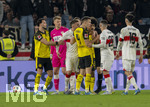 04.04.2026, Fussball 1. Bundesliga 2025/2026, 28.Spieltag, VfB Stuttgart - Borussia Dortmund, in der MHP-Arena Stuttgart, von links:  Karim Adeyemi (Borussia Dortmund), Nico Schlotterbeck (Borussia Dortmund), Deniz Undav (Stuttgart) diskutieren nach dem Torjubel der Dortmunder 