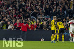04.04.2026, Fussball 1. Bundesliga 2025/2026, 28.Spieltag, VfB Stuttgart - Borussia Dortmund, in der MHP-Arena Stuttgart, Fans Stuggrat haben den Block verlassen um an die Bande zu stürmen, nachdem Dortmund ein Tor erzielt hat. Ein Klappstuhl fliegt richtung Spielfeld, die LED-Bande hat ein Loch bekommen.