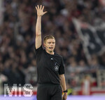 04.04.2026, Fussball 1. Bundesliga 2025/2026, 28.Spieltag, VfB Stuttgart - Borussia Dortmund, in der MHP-Arena Stuttgart, Schiedsrichter Robert Schröder mit Handzeichen für 5 Sekunden Regel beim Torwart