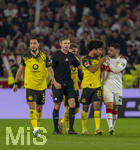 04.04.2026, Fussball 1. Bundesliga 2025/2026, 28.Spieltag, VfB Stuttgart - Borussia Dortmund, in der MHP-Arena Stuttgart, von links:  Ramy Bensebaini (Borussia Dortmund), Schiedsrichter Robert Schröder, Karim Adeyemi (Borussia Dortmund), Deniz Undav (Stuttgart) diskutieren