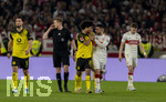 04.04.2026, Fussball 1. Bundesliga 2025/2026, 28.Spieltag, VfB Stuttgart - Borussia Dortmund, in der MHP-Arena Stuttgart, von links:  Ramy Bensebaini (Borussia Dortmund), Schiedsrichter Robert Schröder, Karim Adeyemi (Borussia Dortmund), Deniz Undav (Stuttgart) diskutieren
