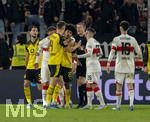 04.04.2026, Fussball 1. Bundesliga 2025/2026, 28.Spieltag, VfB Stuttgart - Borussia Dortmund, in der MHP-Arena Stuttgart, von links:  Karim Adeyemi (Borussia Dortmund), Nico Schlotterbeck (Borussia Dortmund), Deniz Undav (Stuttgart) diskutieren nach dem Torjubel der Dortmunder 