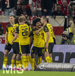 04.04.2026, Fussball 1. Bundesliga 2025/2026, 28.Spieltag, VfB Stuttgart - Borussia Dortmund, in der MHP-Arena Stuttgart, von links: Torjubel, Nico Schlotterbeck (Borussia Dortmund), Karim Adeyemi (Borussia Dortmund), Waldemar Anton (Borussia Dortmund) 