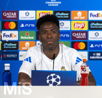 06.04.2026,  Fussball UEFA Championsleague 2025/2026: Vor dem Viertelfinale, Real Madrid - FC Bayern München, Am Vortag des Spieles Pressekonferenz von Real Madrid im Estadio Bernabeu in Madrid (Spanien),  Vinicius Junior (Real Madrid) vor den Journalisten
  
