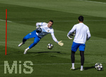 06.04.2026,  Fussball UEFA Championsleague 2025/2026: Vor dem Viertelfinale, Real Madrid - FC Bayern München, Am Vortag des Spieles Trainingsession Real Madrid in Madrid (Spanien), Torwart Andriy Lunin (Real Madrid) hechtet
