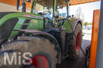 07.04.2026, Landwirtschaft, Bad Wörishofen im Allgäu. Bauern kämpfen mit hohen Diesel-Preisen für ihre Landmaschinen. Hier wird ein Fendt-Traktor beim V-Markt in Bad Wörishofen betankt.