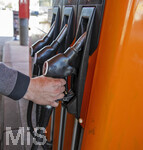 07.04.2026, Landwirtschaft, Bad Wörishofen im Allgäu. Bauern kämpfen mit hohen Diesel-Preisen für ihre Landmaschinen. Hier wird ein Fendt-Traktor beim V-Markt in Bad Wörishofen betankt.