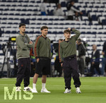 07.04.2026, Fussball UEFA Championsleague 2025/2026: Viertelfinale, Real Madrid - FC Bayern München, im Estadio Bernabeu in Madrid (Spanien),  v.li: Aleksandar Pavlovic (Bayern München), Tom Bischof (Bayern München), Lennart Karl (FC Bayern München),  vor dem Spiel 