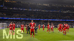 07.04.2026, Fussball UEFA Championsleague 2025/2026: Viertelfinale, Real Madrid - FC Bayern München, im Estadio Bernabeu in Madrid (Spanien),  Nach dem Spiel,  Harry Kane (FC Bayern München) und die Mannschaft des FC Bayern erschöpft aber glücklich bei den Fans 
  
