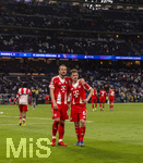 07.04.2026, Fussball UEFA Championsleague 2025/2026: Viertelfinale, Real Madrid - FC Bayern München, im Estadio Bernabeu in Madrid (Spanien),  Nach dem Spiel, v.li: Harry Kane (FC Bayern München) und Joshua Kimmich (FC Bayern München) erschöpft aber glücklich bei den Fans 
  
