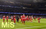 07.04.2026, Fussball UEFA Championsleague 2025/2026: Viertelfinale, Real Madrid - FC Bayern München, im Estadio Bernabeu in Madrid (Spanien),  Nach dem Spiel,  Harry Kane (FC Bayern München) und die Mannschaft des FC Bayern erschöpft aber glücklich bei den Fans 
  

